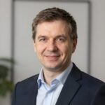 Портрет российского бизнесмена из Спорт Свет, уверенный взгляд, студийное освещение.
