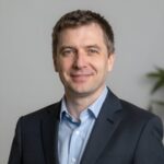 Профессиональный портрет руководителя компании Спорт Свет, уверенный взгляд, студийное освещение.