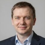 Портрет российского бизнесмена из Спорт Свет, уверенный взгляд, студийное освещение.